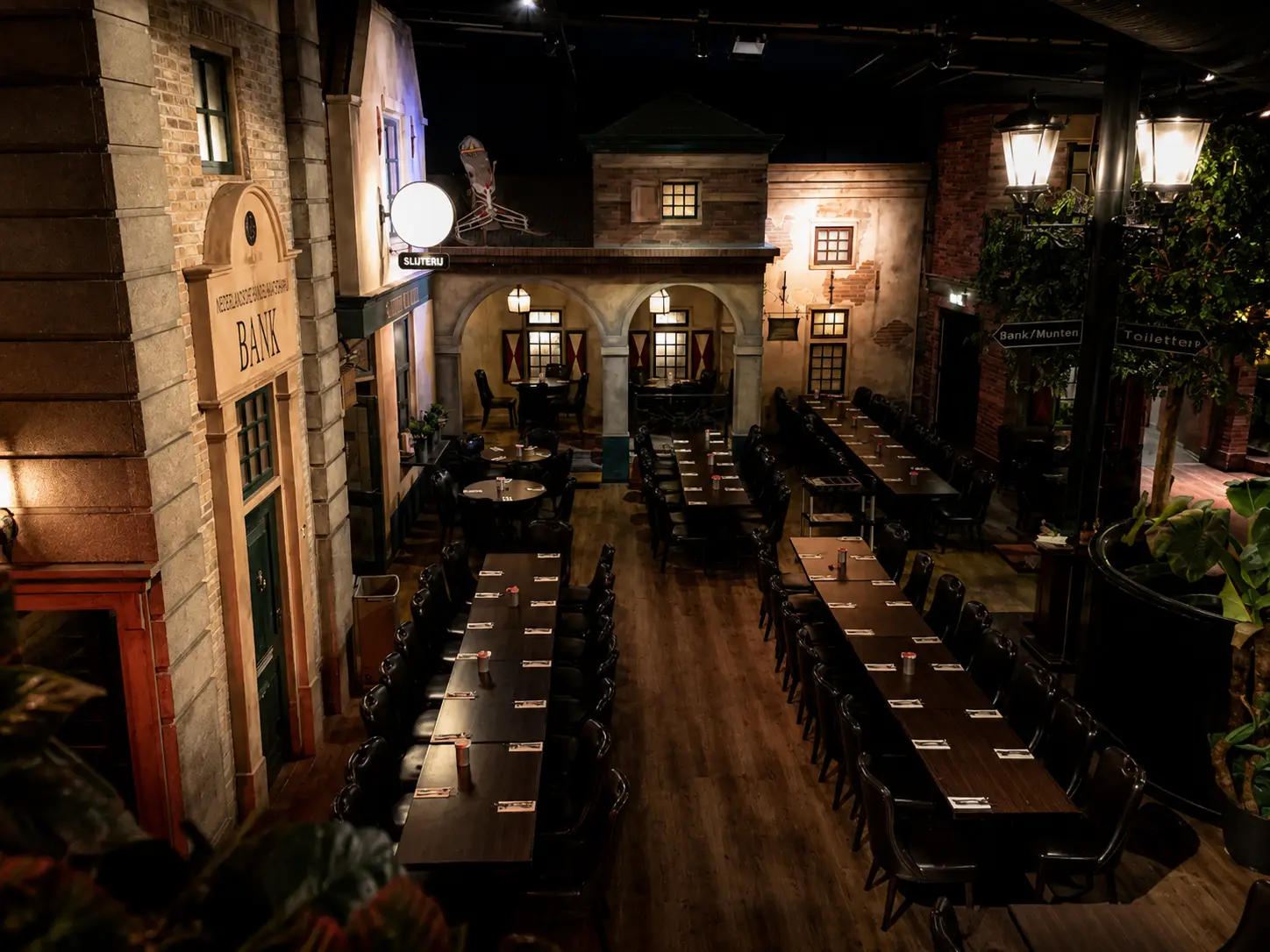 Sfeervol interieur van de grote restaurantzaal met uniek thematisch decor